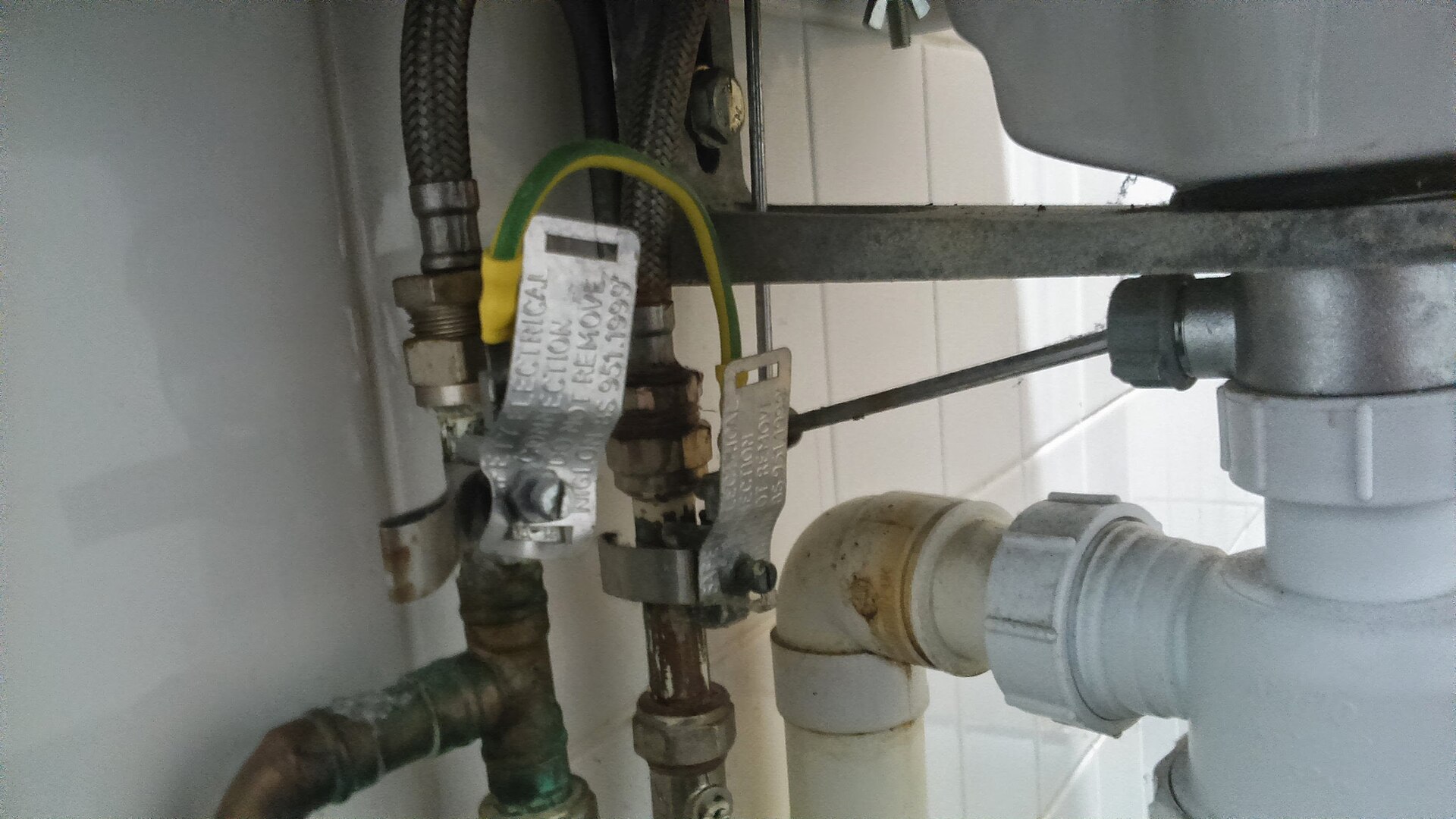 Kiểm tra các mối nối bên dưới chậu rửa